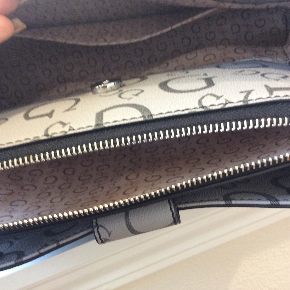 Guess Handbag - Picture 4 of 4